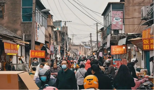 2021年80后夫妻穿校服跪地乞讨调查后二人有房有车有存款