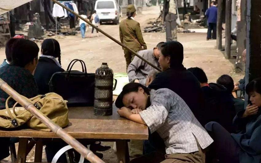 横店的群众演员们已经开始了新一天的奔波,他们聚集在各大酒店门口和