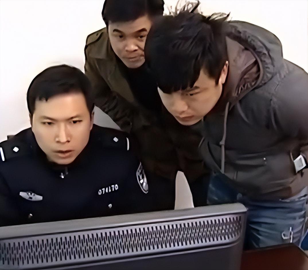 儿子10岁,此时的黎大爷已经七十多岁了,这个年纪本就行动迟缓正是需要