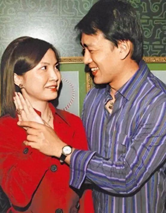 回顾王耀庆为拍戏花4万元配眼镜22年零绯闻独宠妻子