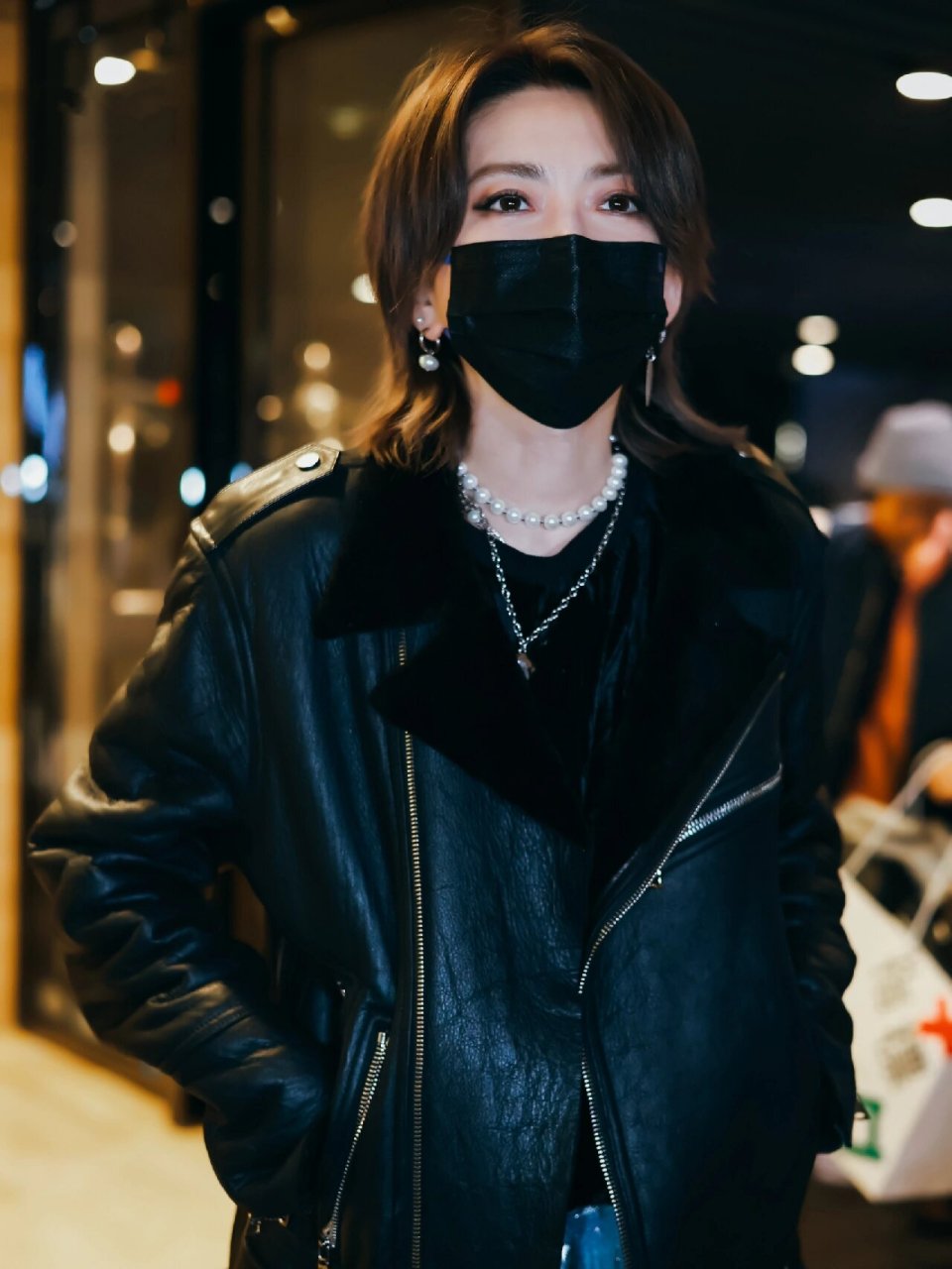 看98,歌手刘忻在录制浪姐5时,佩戴了 retro chic 9495