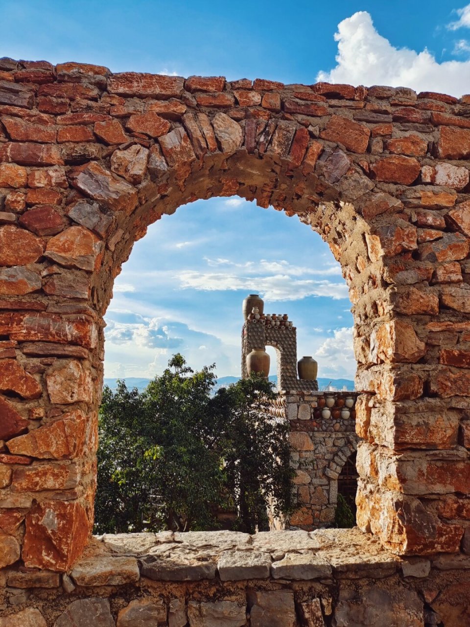 快码住  家人们,今天我要给你们介绍一个好地方——建水贝山陶庄96!