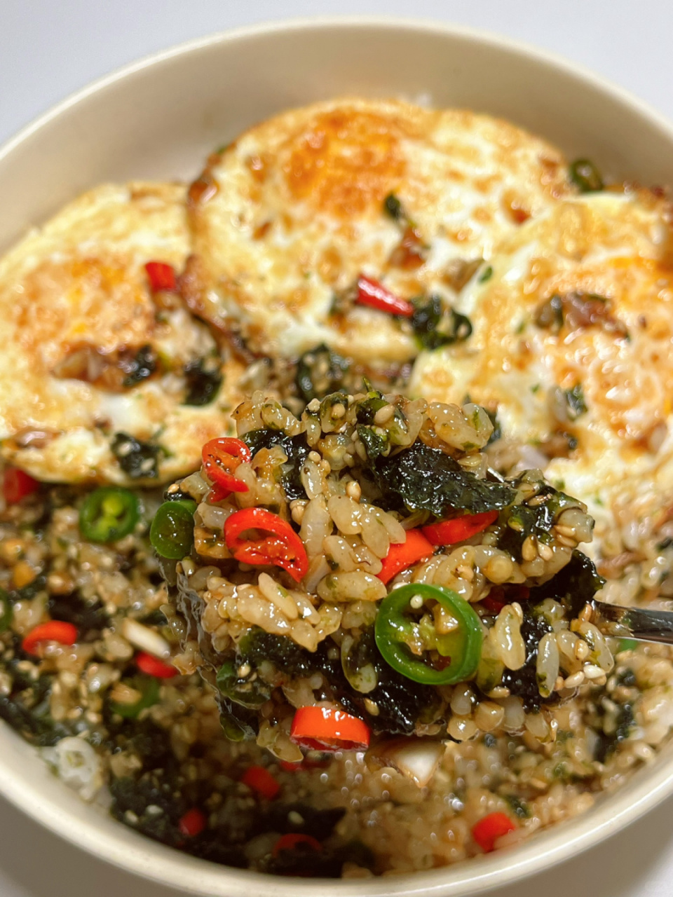 做法超简单又好吃到舔盘子的海苔溏心蛋拌饭来啦!