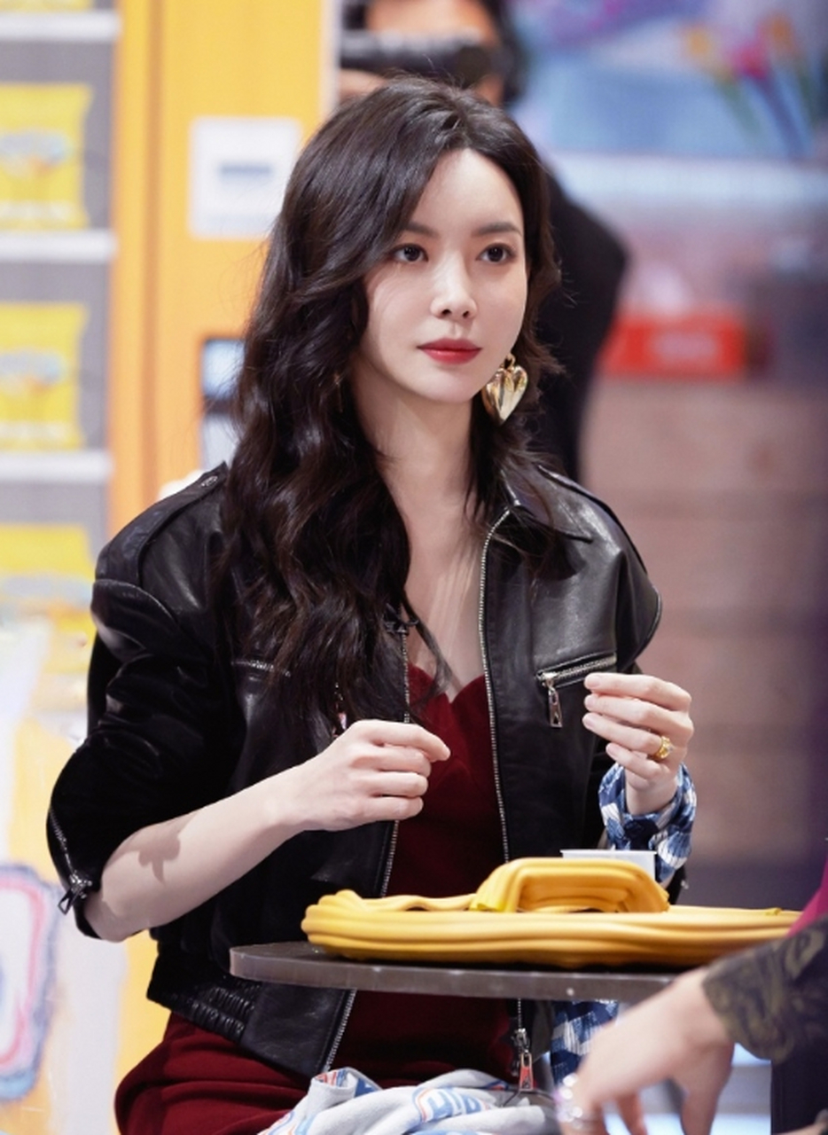 于文文# 最新《hi6》这一期的造型展现出了与平时不同的妩媚和风情.