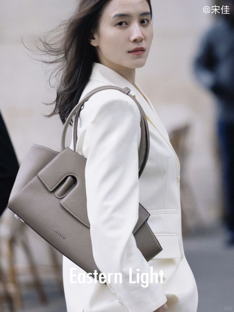 宋佳巴黎街头风,我眼中的率性女王  看到宋佳穿着那套白色西装在巴黎
