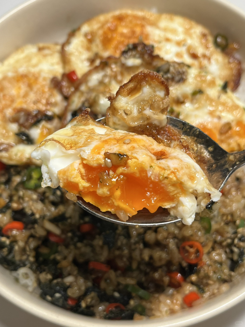 做法超简单又好吃到舔盘子的海苔溏心蛋拌饭来啦!