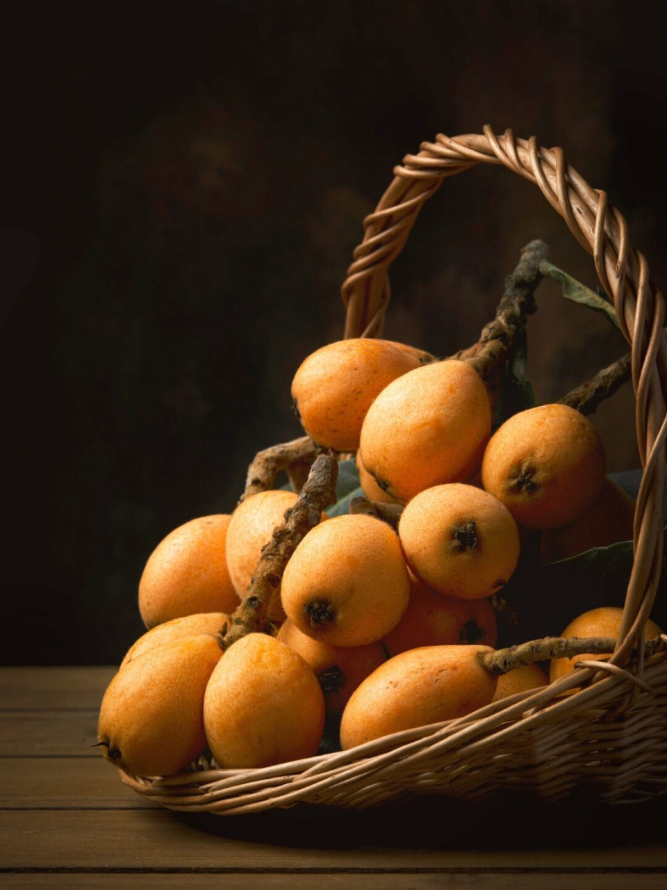 今天,我要给大家分享一组超级有氛围感的枇杷静物摄影,让你轻松拍出