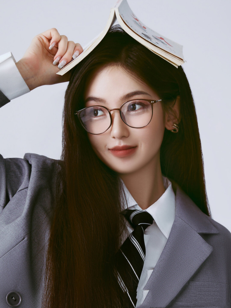 眼镜👓一戴,秒变麻辣学姐,纯欲又甜酷,简直让人欲罢不能😍!