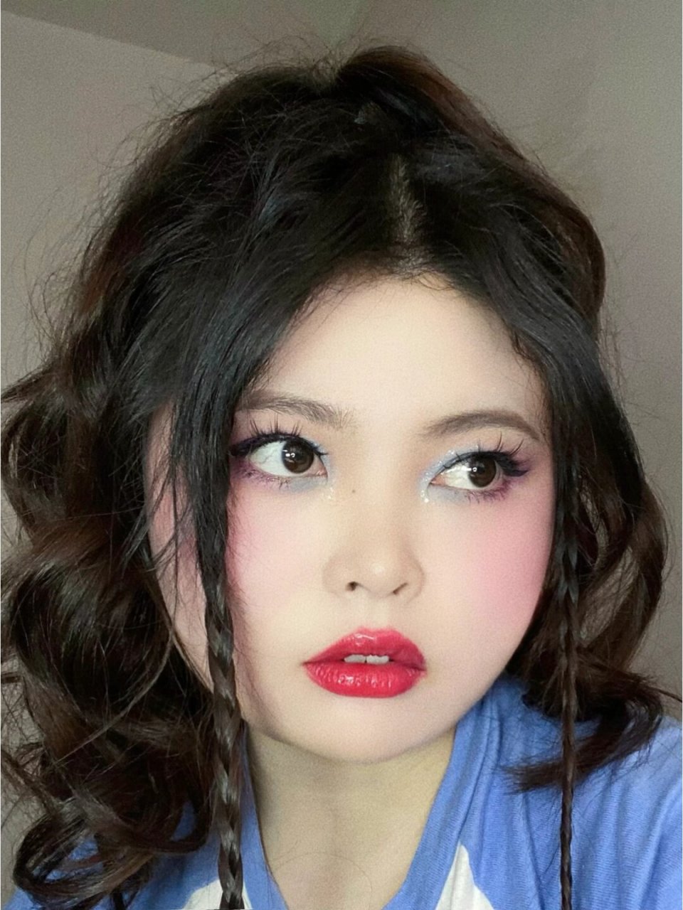 96这个妆容不仅让我瞬间回到千禧年97,还增添了一份独特的辣味