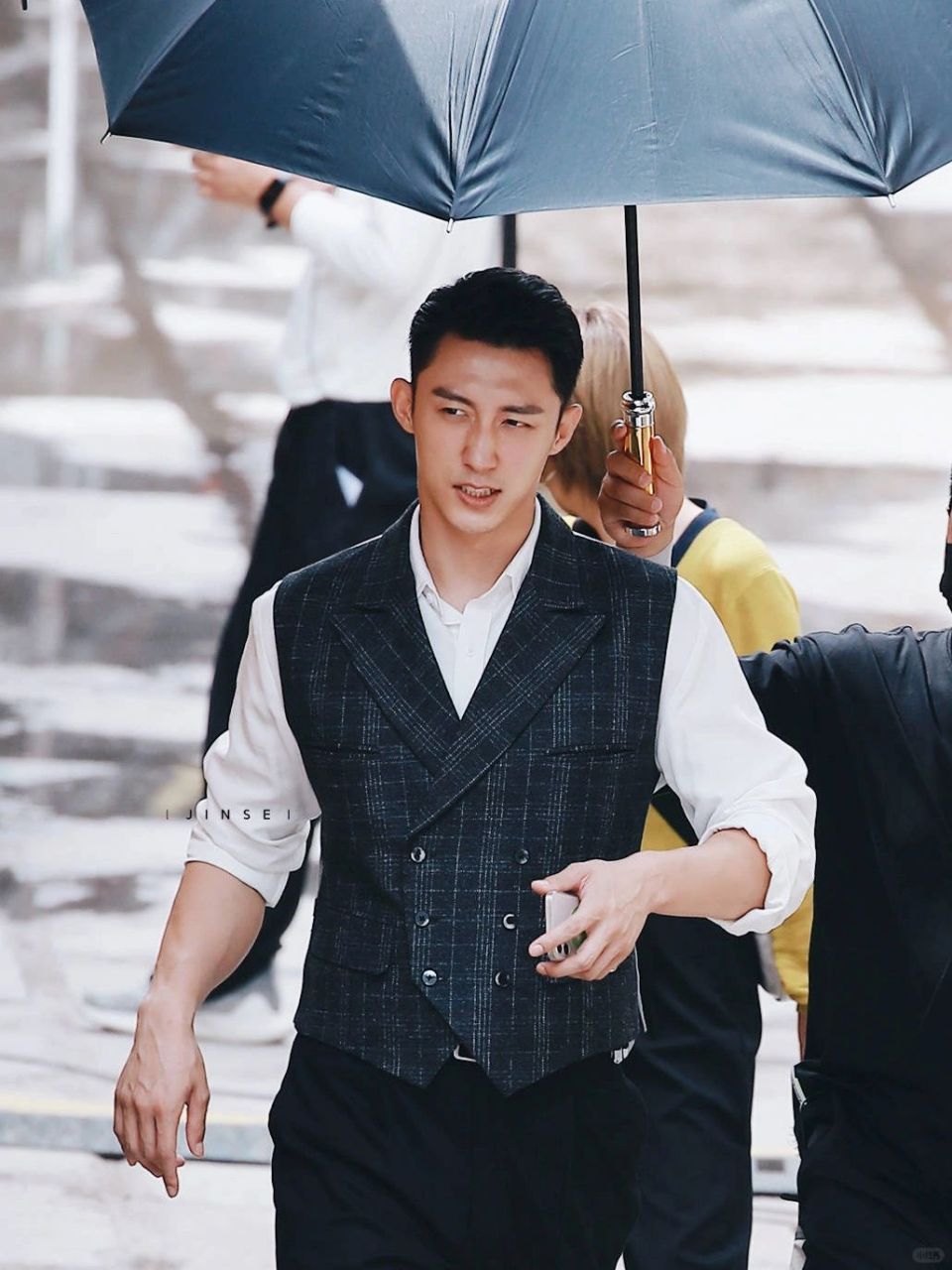 我自己也是都挺喜欢白客和黄景瑜的粉丝啊,但是你说他俩像,我怎么就