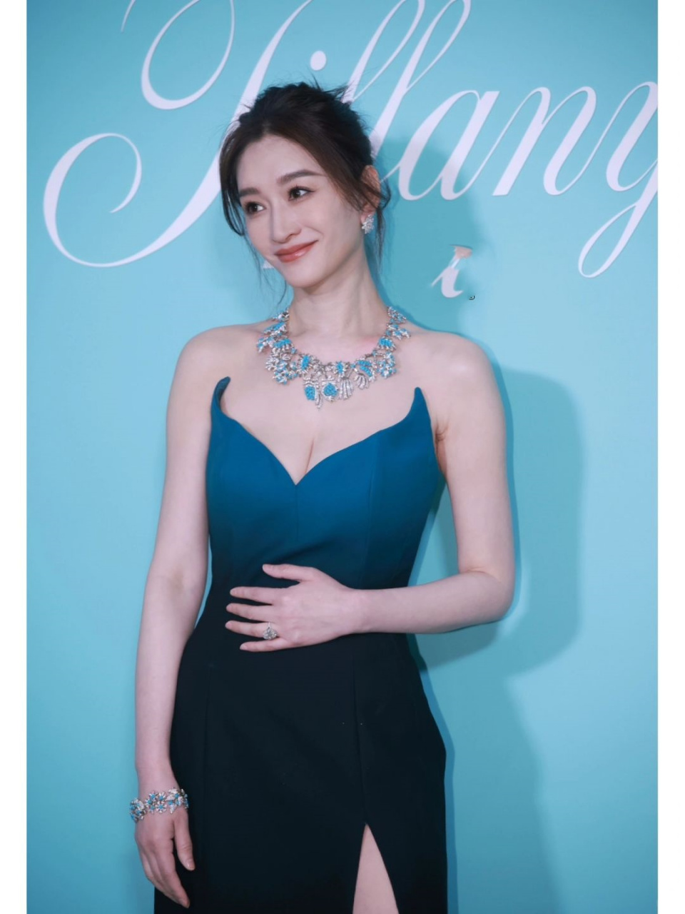 我有幸目睹了何穗,钟楚曦,李小冉在活动中的绝美造型,真是让人眼且换