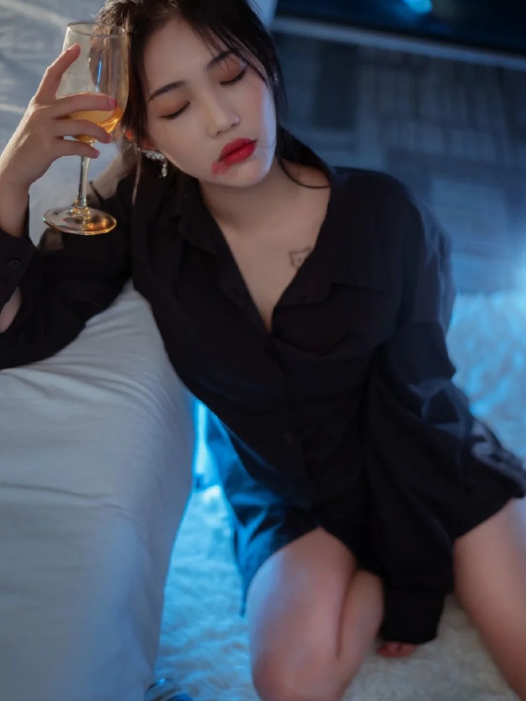 女人伤感一杯酒图片