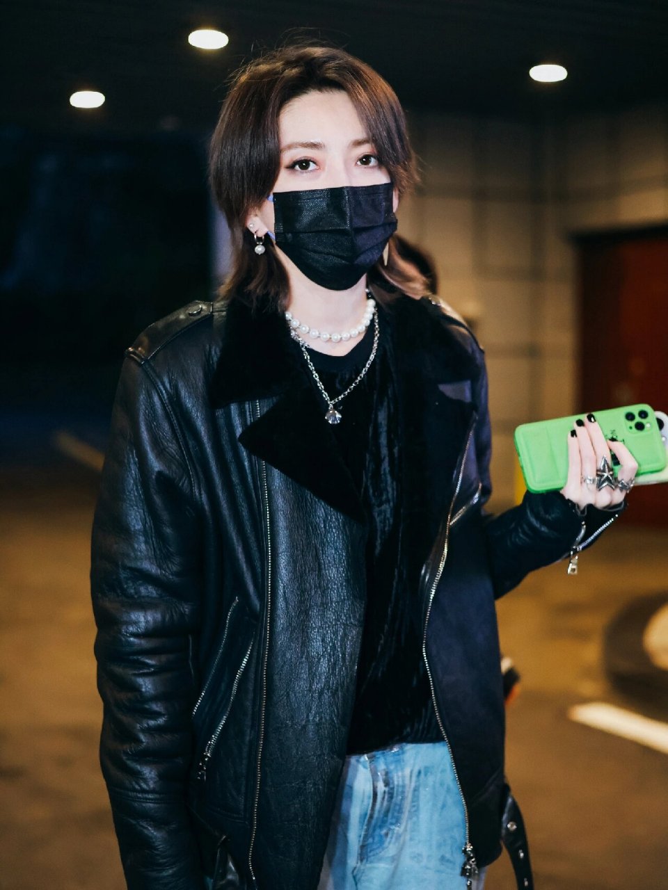 看98,歌手刘忻在录制浪姐5时,佩戴了 retro chic 9495