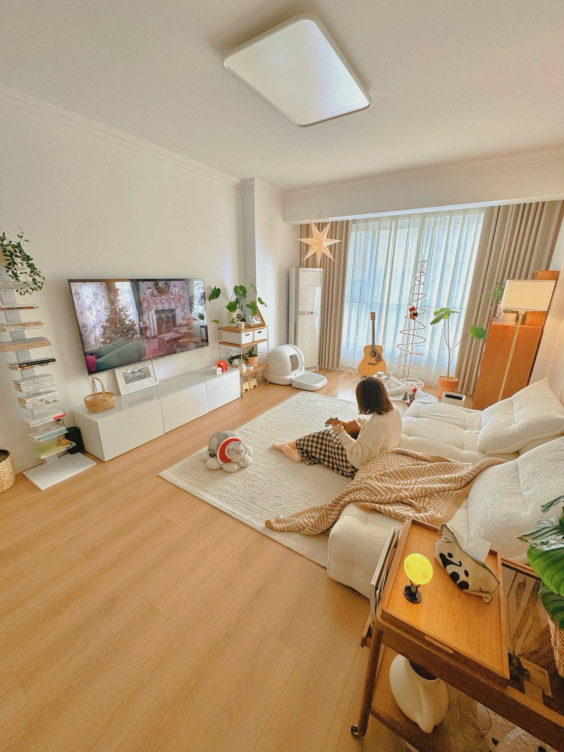 灯光轻轻地洒在窗帘上,整个家顿时变得温馨起来