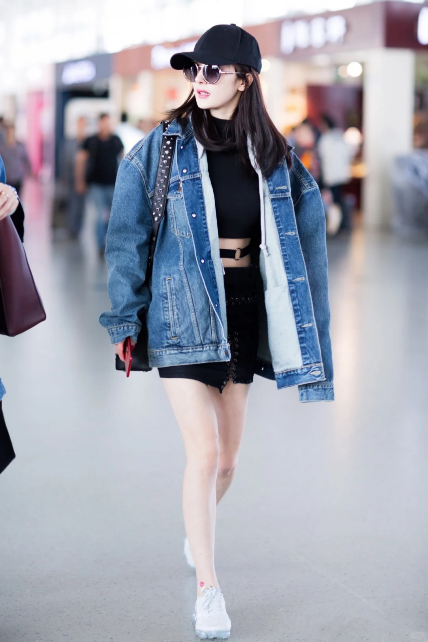 我可是被杨幂的穿搭给迷住咯!那套大王卫衣,真的是酷到不行.