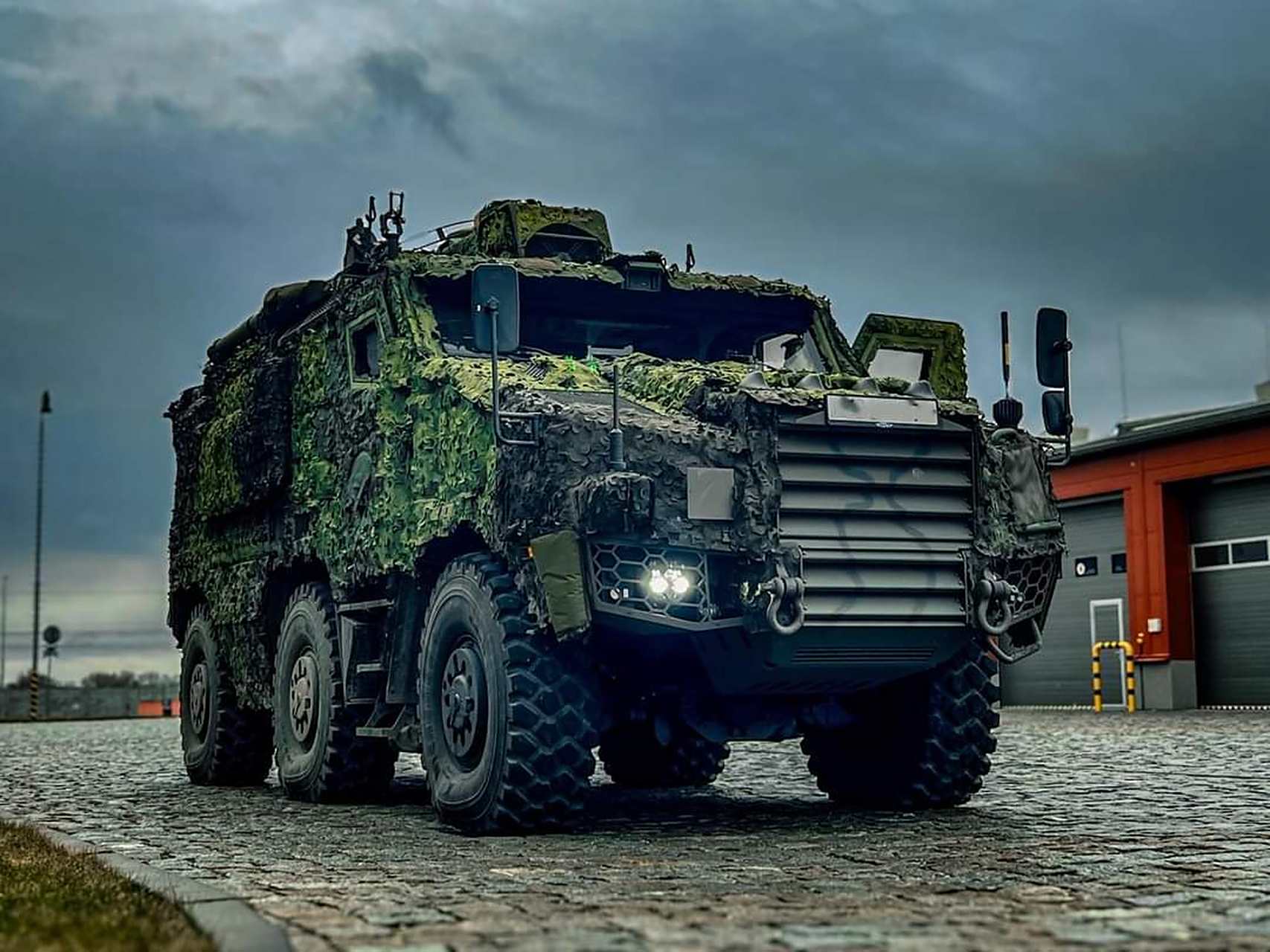 捷克陆军第14后勤支援团刚收到的新装备:titus多用途轮式装甲车