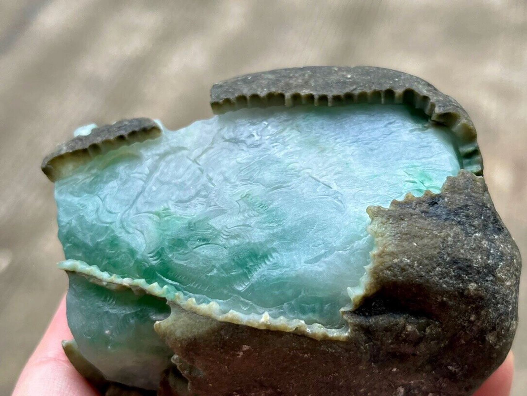 点击头像看直播# #翡翠原石#油青翡翠,能在表面看到油脂光泽,其底色