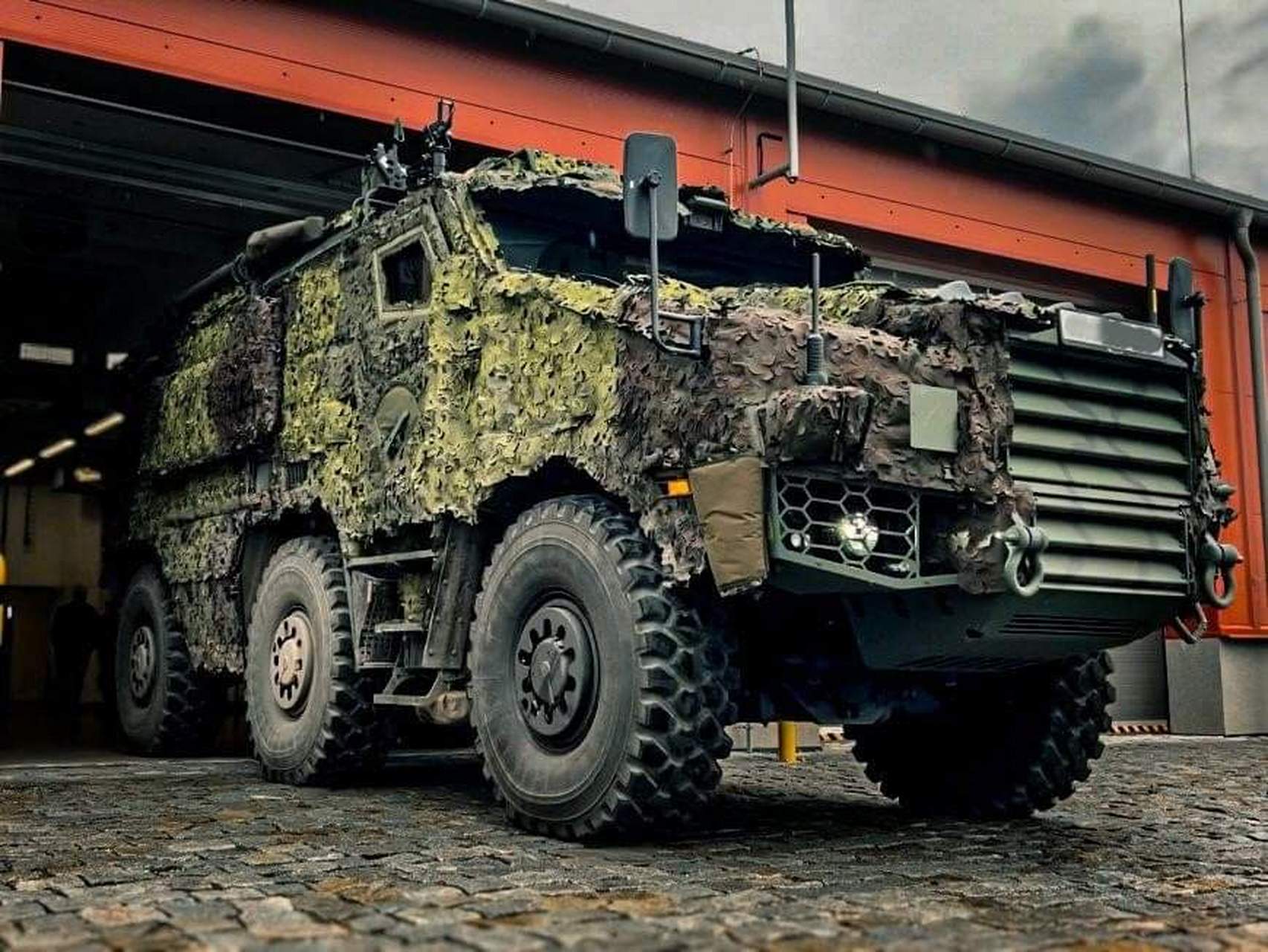 捷克陆军第14后勤支援团刚收到的新装备:titus多用途轮式装甲车