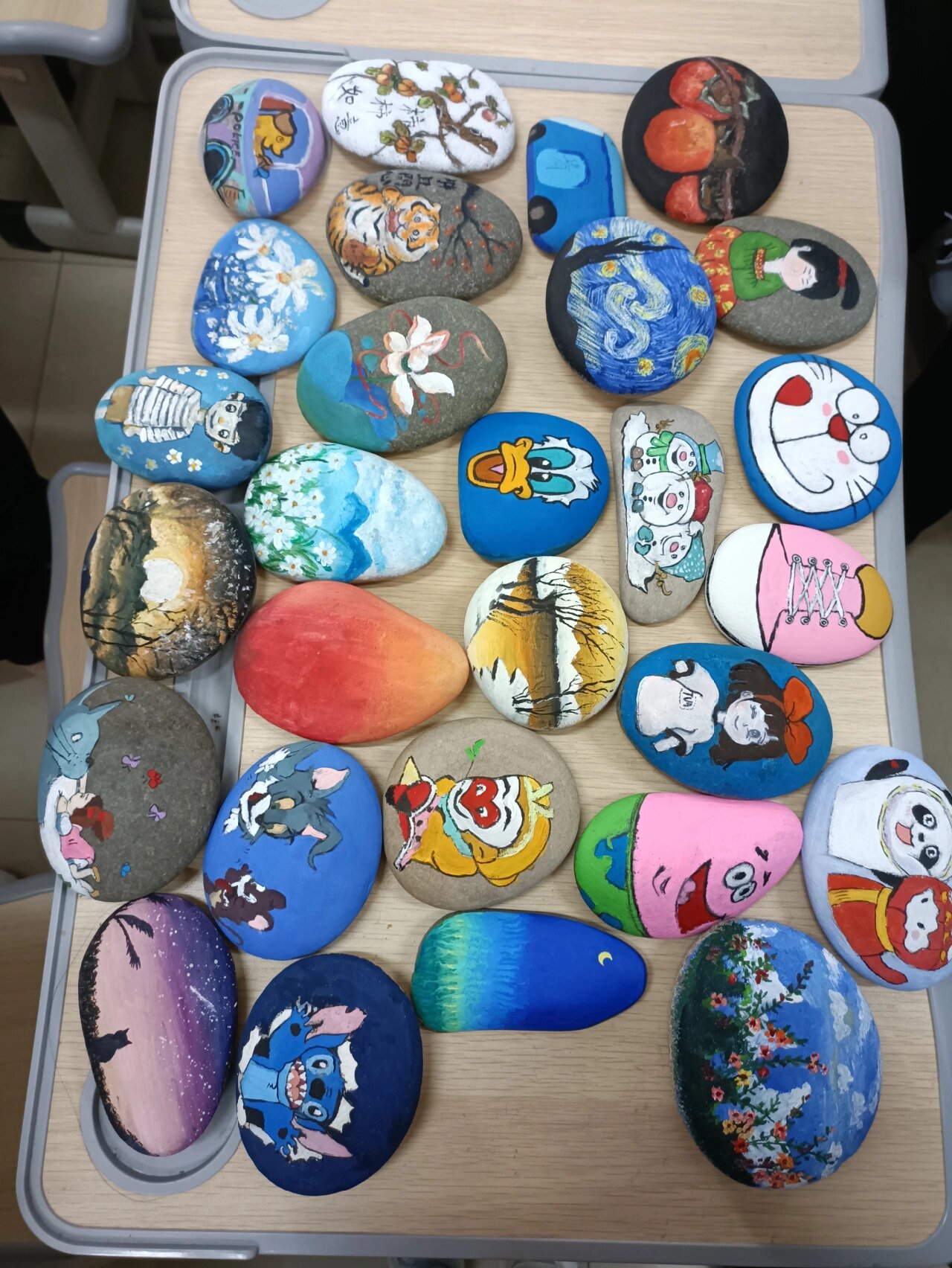 最漂亮的石头画  石头画是一种将奇石和绘画相结合的艺术形式,创作者