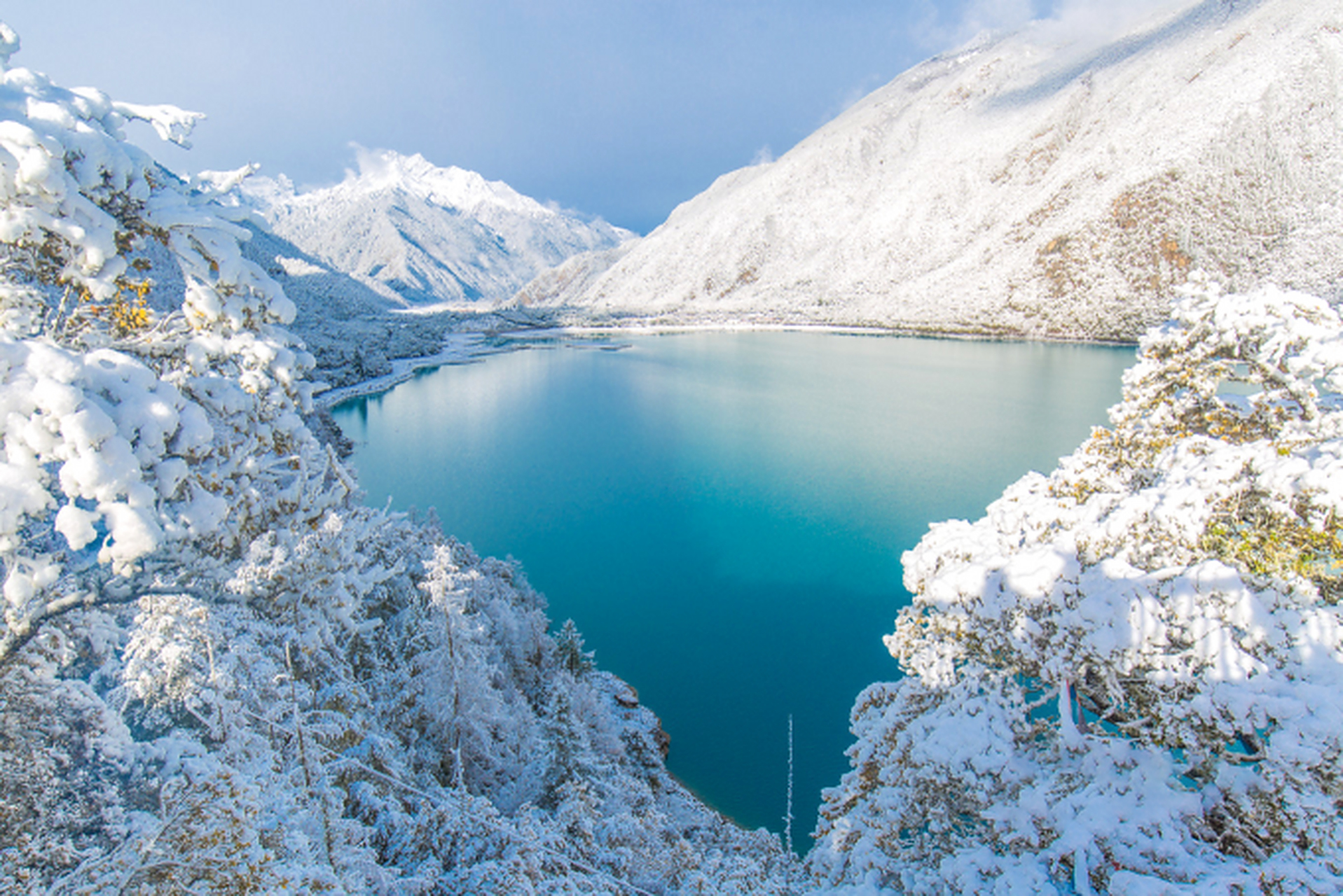 城市大玩家# 然乌湖,藏语称然乌错,位于昌都市八宿县.