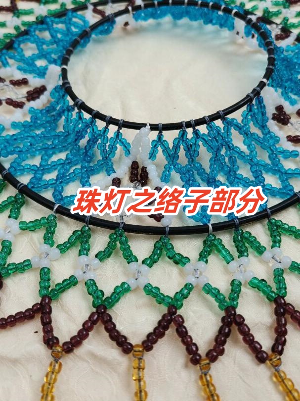 络子部分其实并不复杂,只需细心填色,确保每颗珠子都被妥善描绘