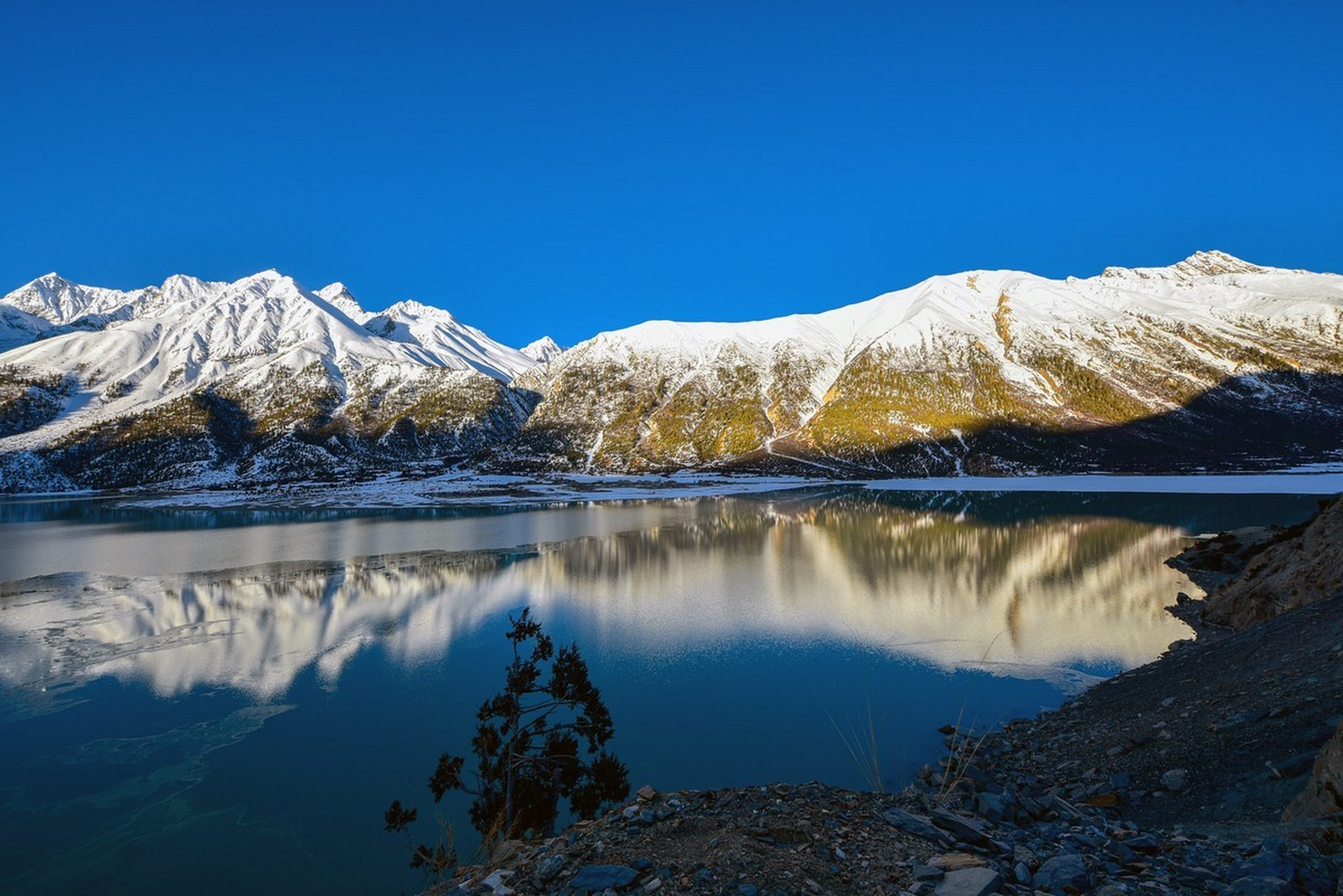 城市大玩家# 然乌湖,藏语称然乌错,位于昌都市八宿县.