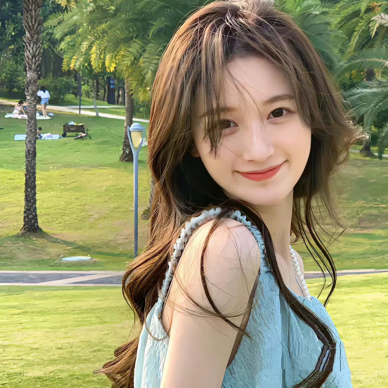 女人高雅温柔头像  这么多年来,姐姐的头像一直保持一星期换一次的