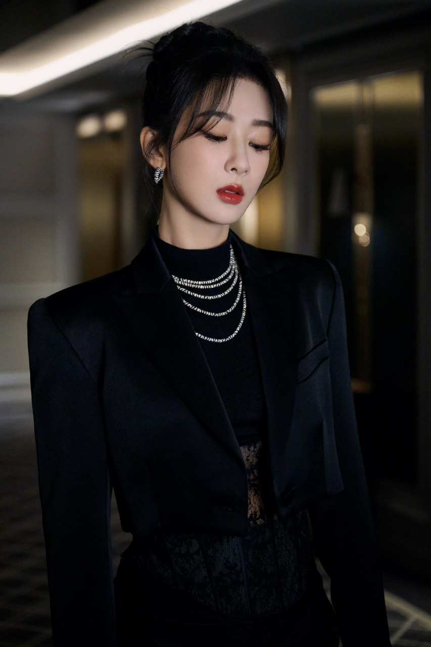 杨紫黑色穿搭酷美有型 #杨紫