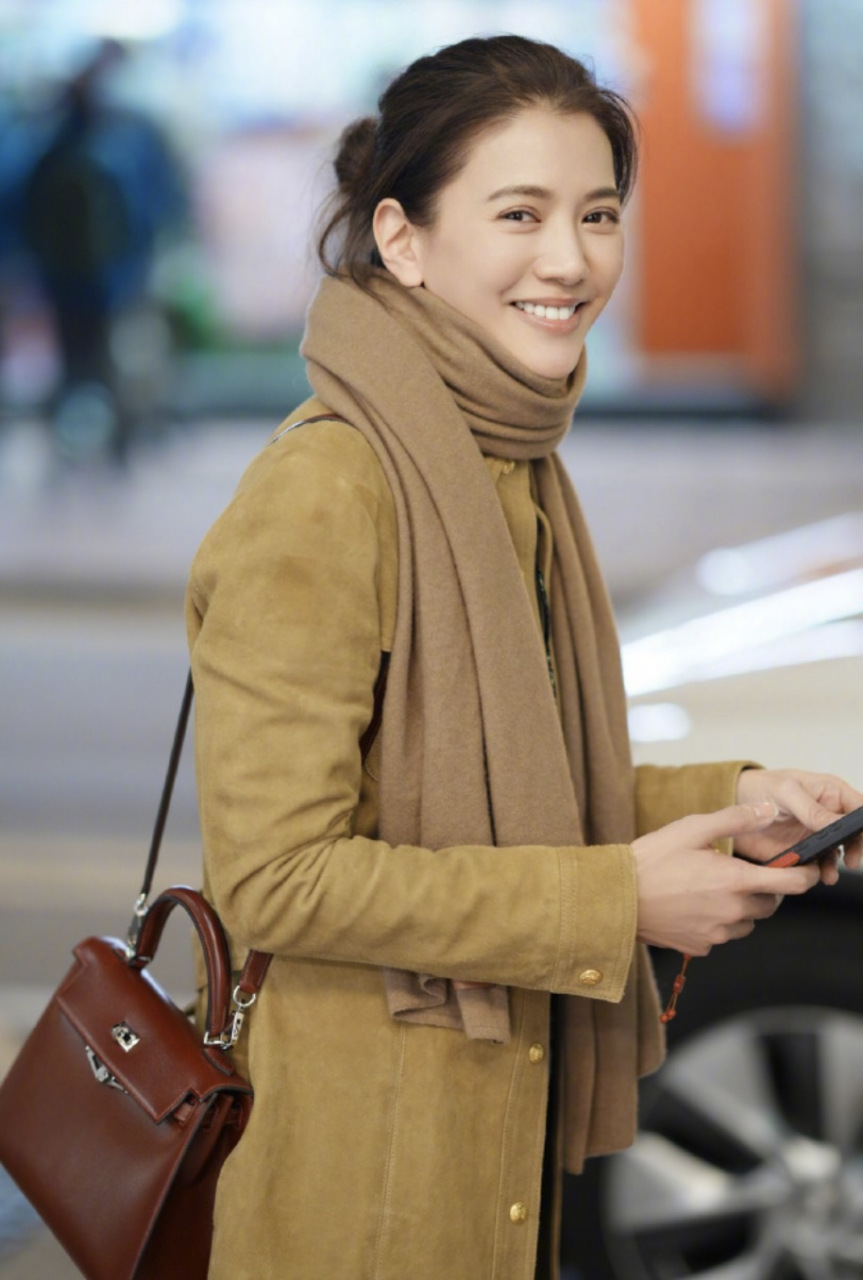 袁咏仪昨天出行街拍图,虽然年龄摆在这,但一笑还是有当初梦中李香琴的