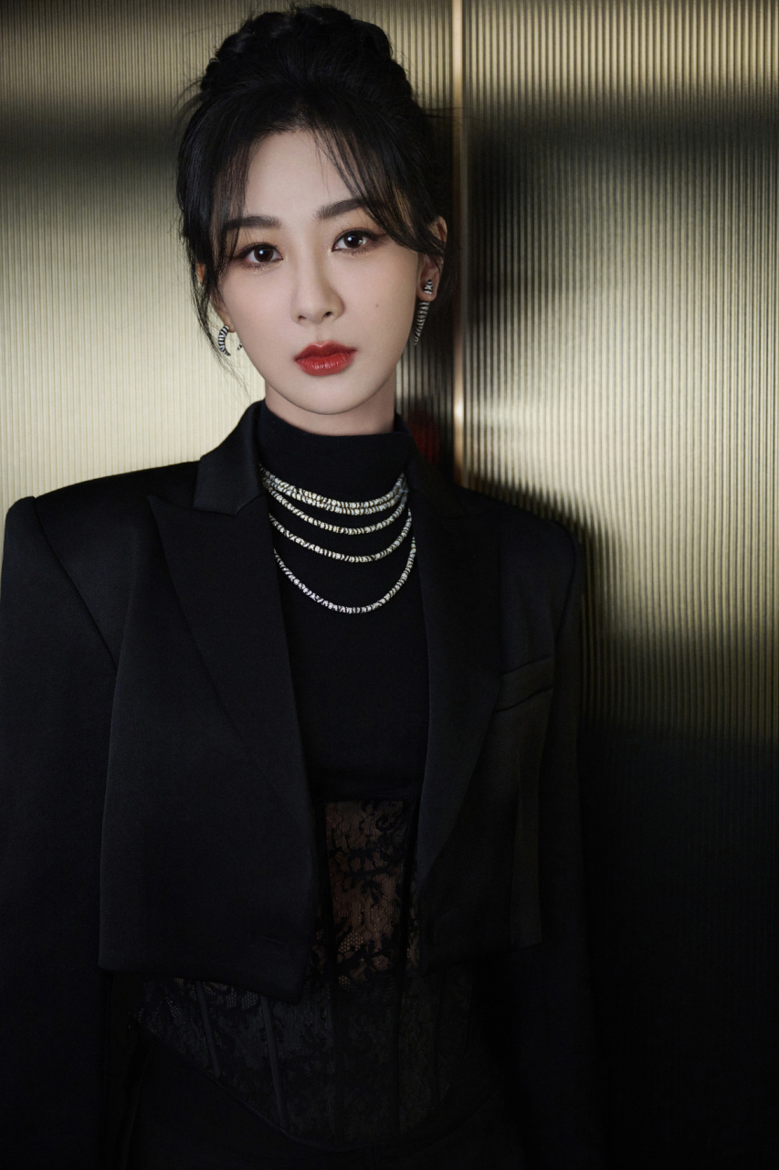 杨紫黑色穿搭酷美有型 #杨紫