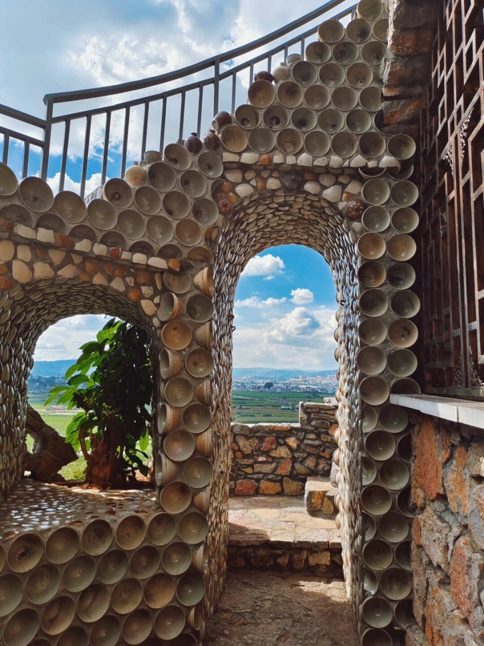 快码住  家人们,今天我要给你们介绍一个好地方——建水贝山陶庄96!