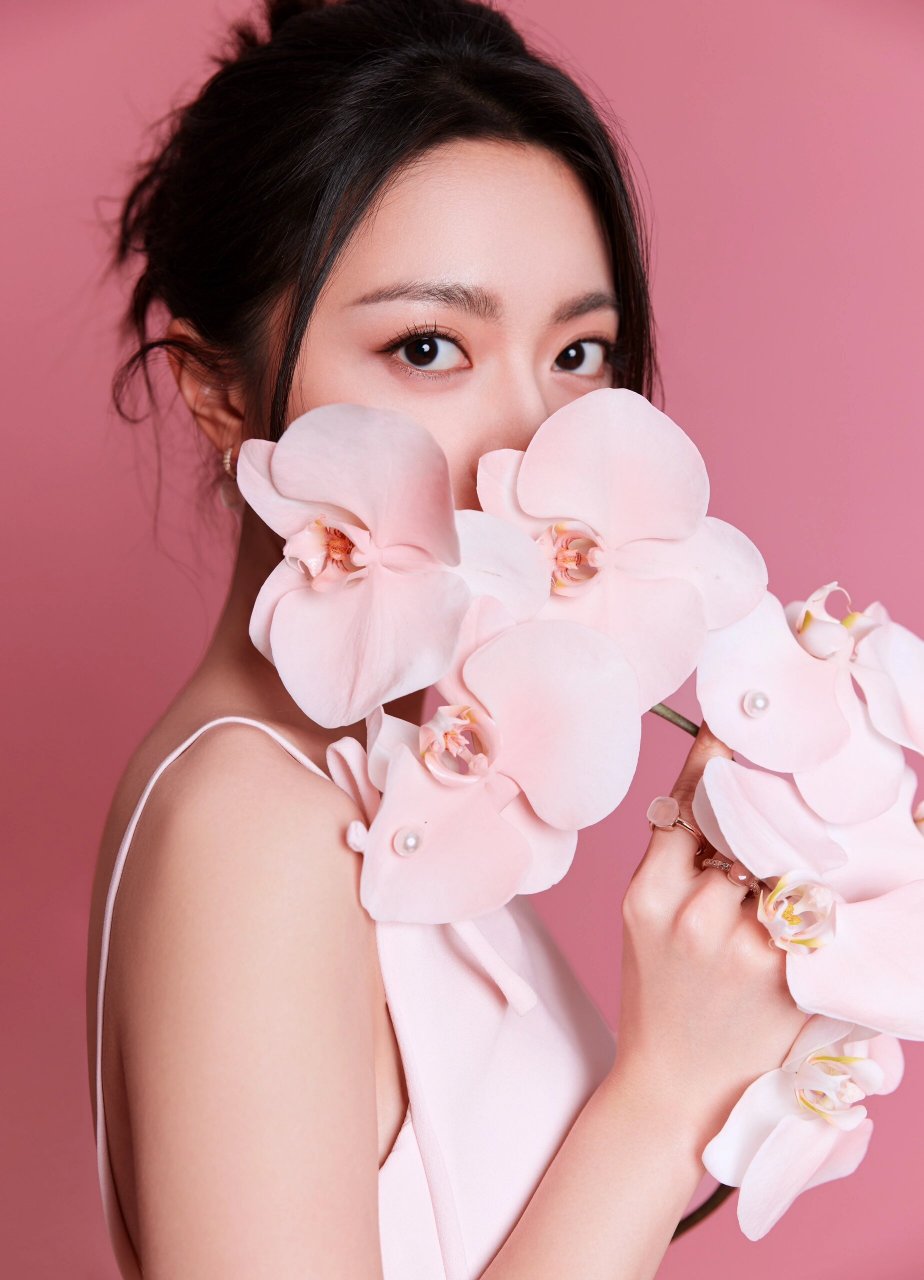 粉色小仙女 赵今麦  哇……看到赵今麦的这组照片,真的被她粉粉嫩嫩的