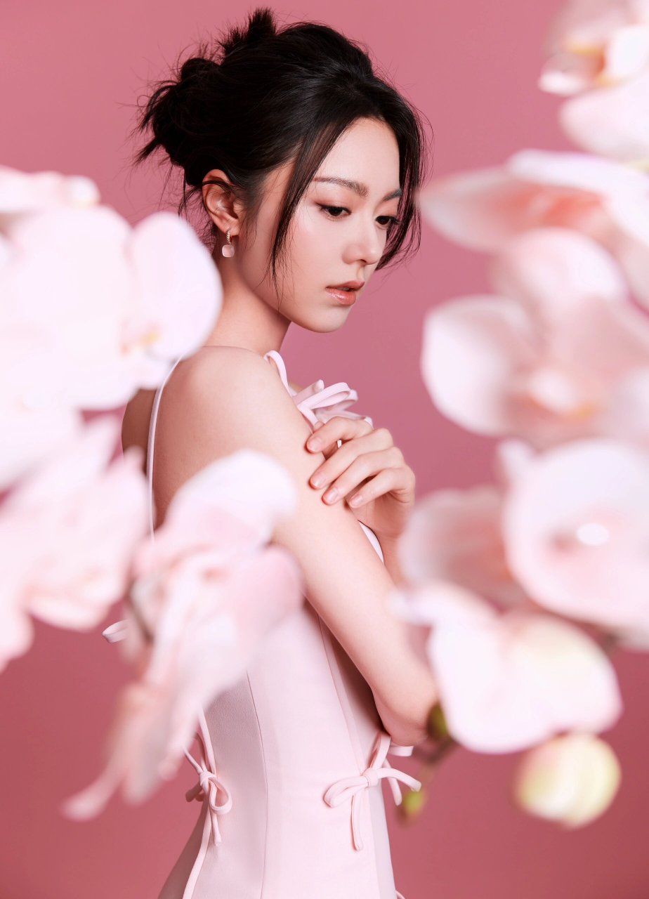 粉色小仙女 赵今麦  哇……看到赵今麦的这组照片,真的被她粉粉嫩嫩的