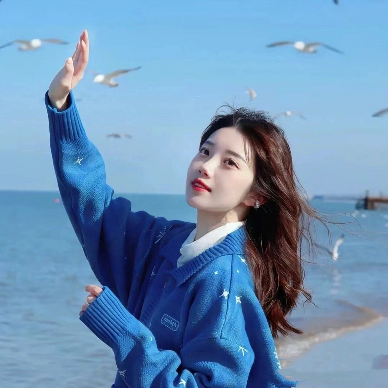 女人高雅温柔头像  这么多年来,姐姐的头像一直保持一星期换一次的