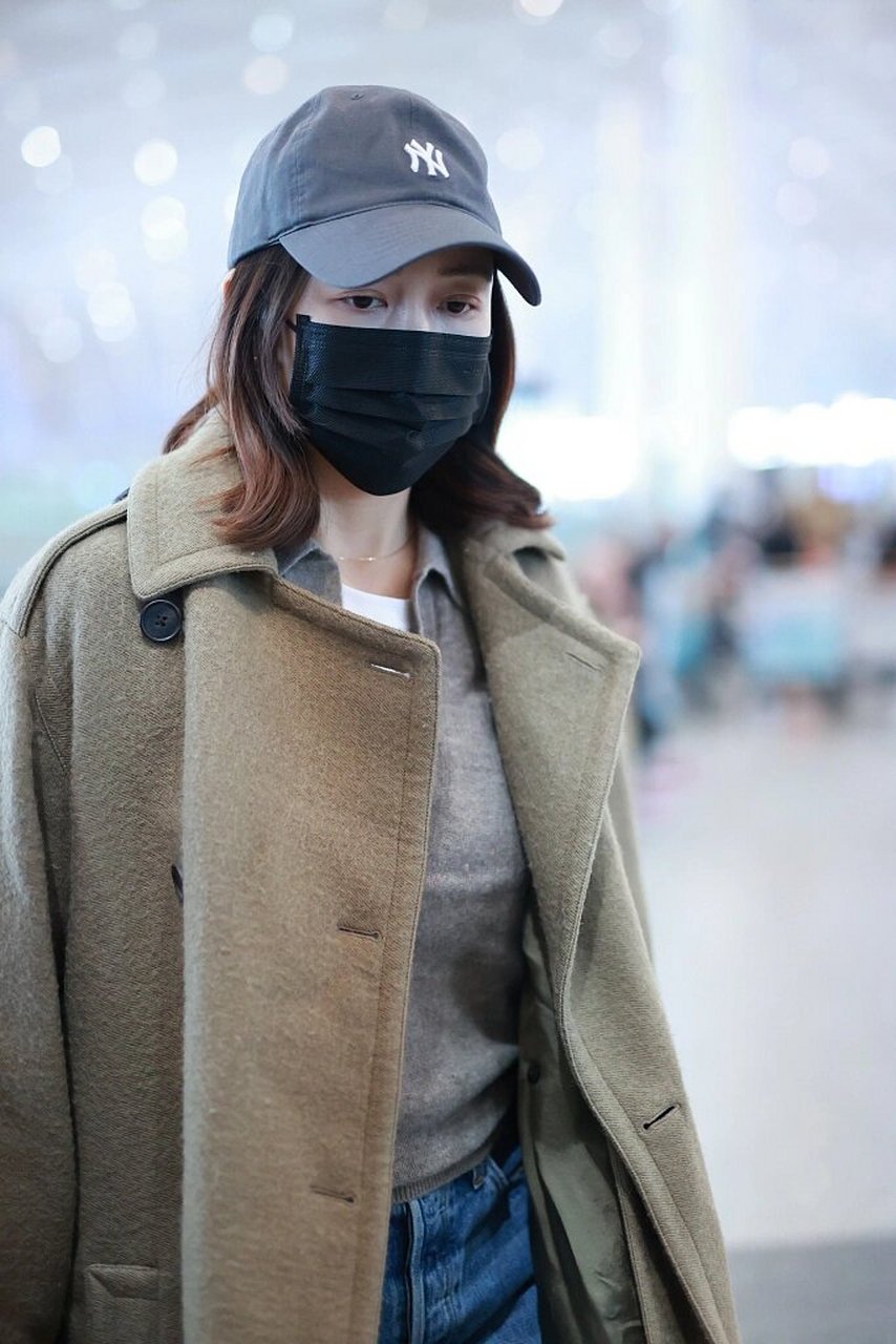 王鸥怎么这么会穿 王鸥的机场街拍来了,她穿了一件绿调驼色的长款大衣