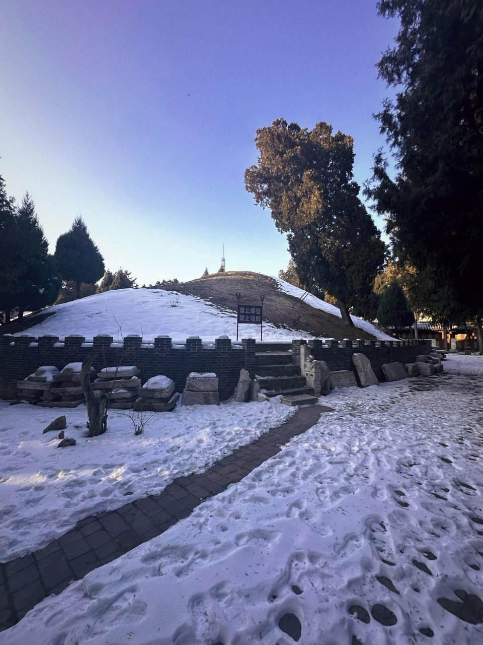 定州汉中山王墓  史称"平山胜迹"的汉中山王墓,是定州古八景之一.