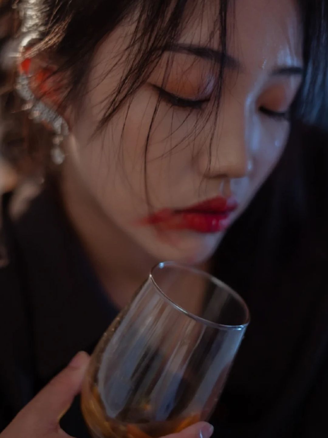 女人伤感一杯酒图片