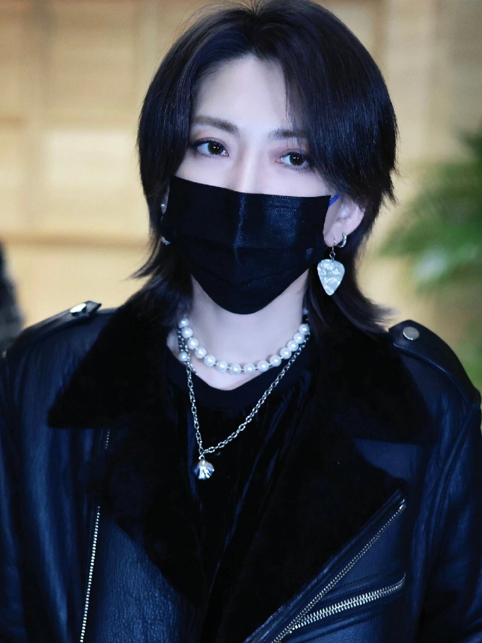 看98,歌手刘忻在录制浪姐5时,佩戴了 retro chic 9495