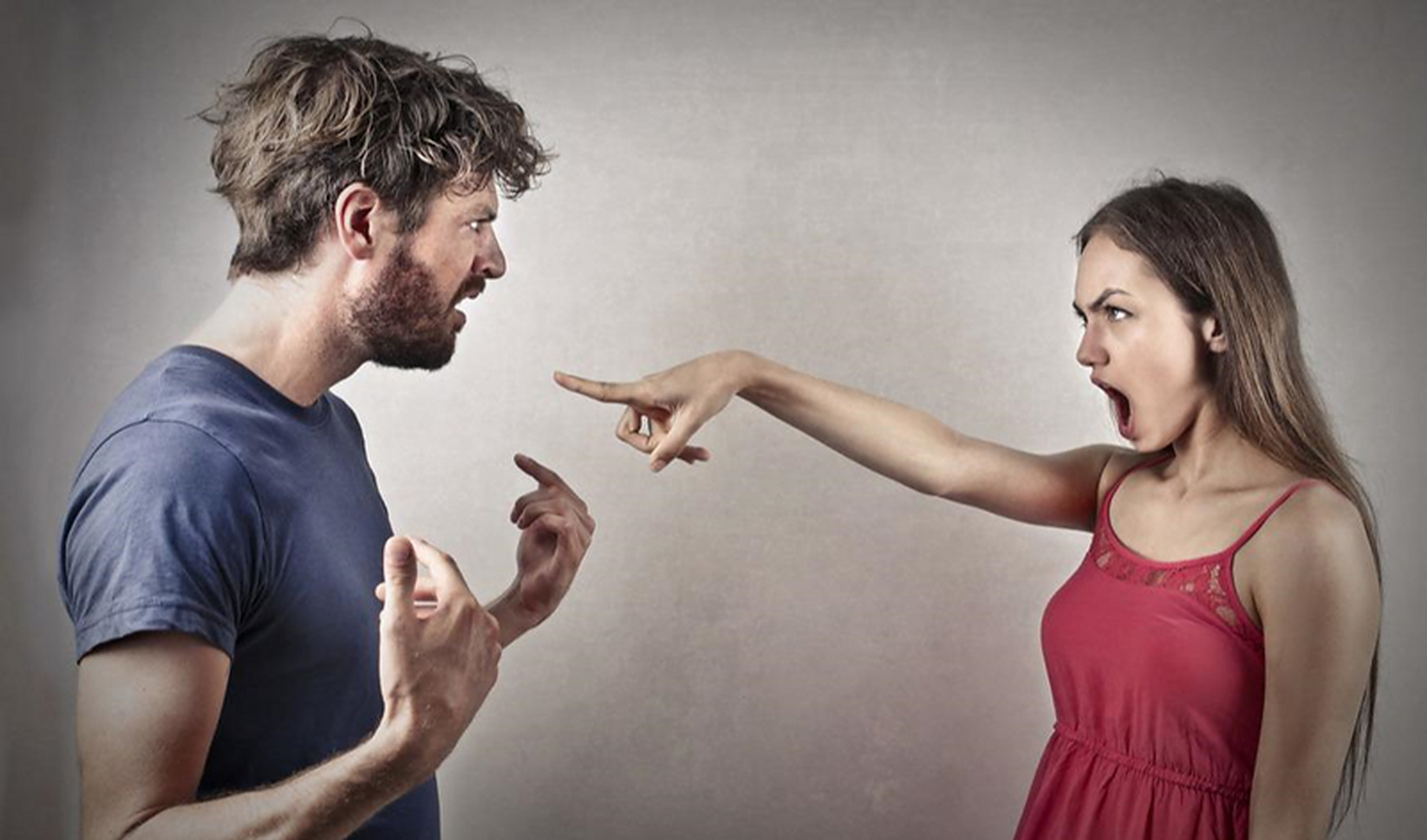 今天下午,办公室一男一女同事发生激励吵架,女的明显吵不过男的,只见