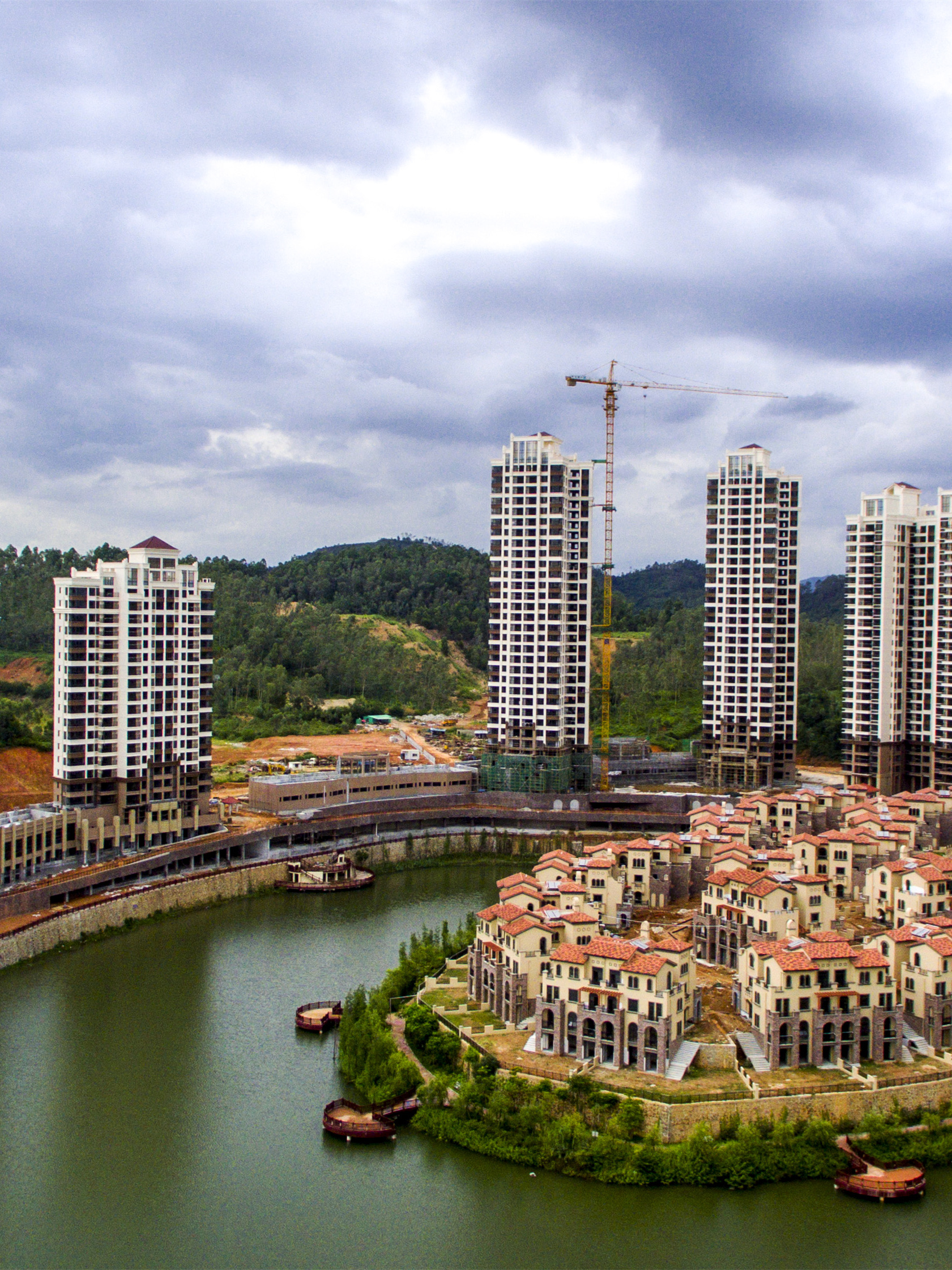 走进惠州,首先映入眼帘的便是那如画的山水.西湖之美,宛如一