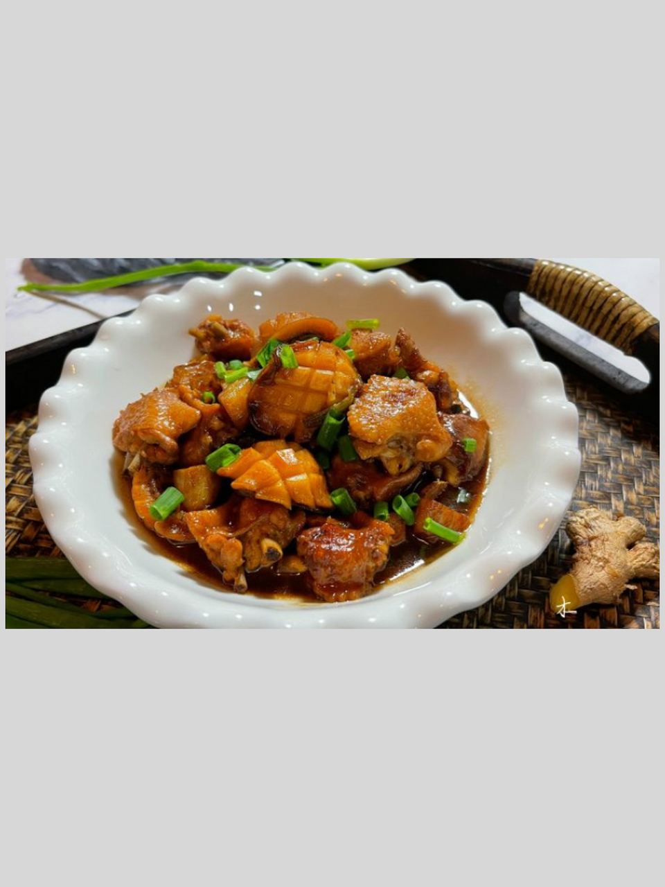 👩‍🍳鲜嫩鸡翅中500克,鲍鱼鲜肉适量,香气姜蒜末,细腻红烧酱齐