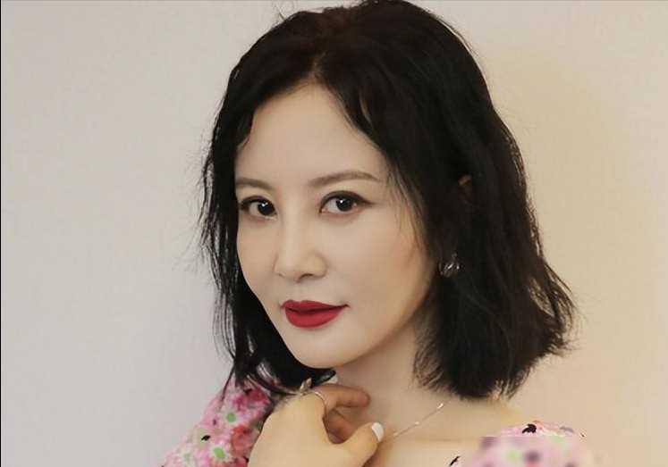 乐嘉妻子陶红因病去世,乐嘉与女儿在西藏跪拜祈福,只为她的遗愿