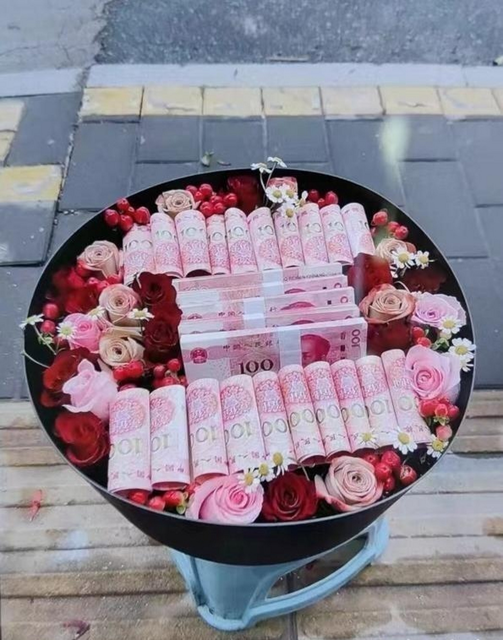 近日,江苏一花店老板娘接到一"大单",5万2千元的"现金花束,用来求婚