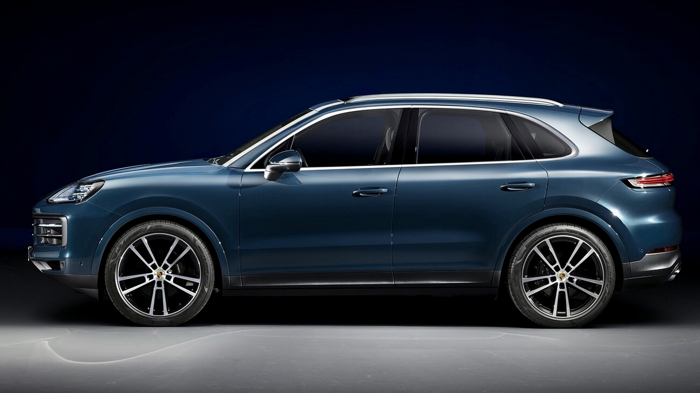 2013款,2018款和2024款保时捷卡宴侧面车身以及尾灯局部造型轮廓对比