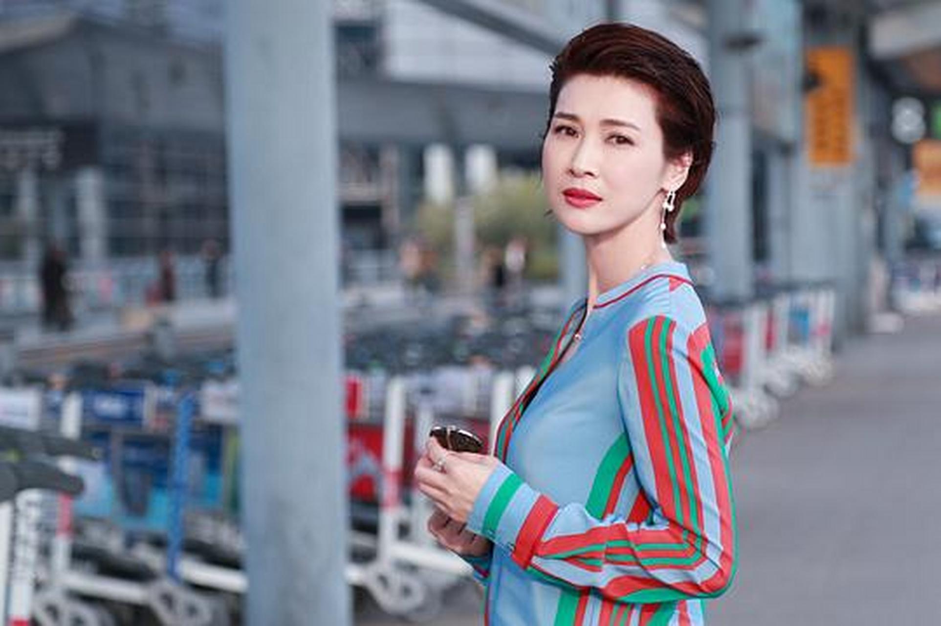 明星故事# 江南美女明星童蕾,因在年代战争剧《亮剑》中饰演李云龙