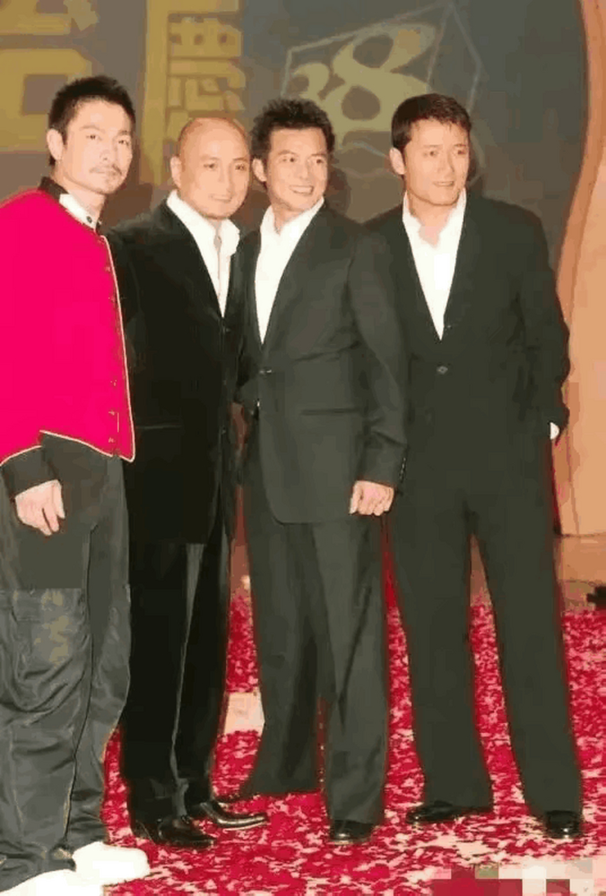 苗侨伟生于1958年,身高180厘米; 黄日华生于1961年,身高178厘 