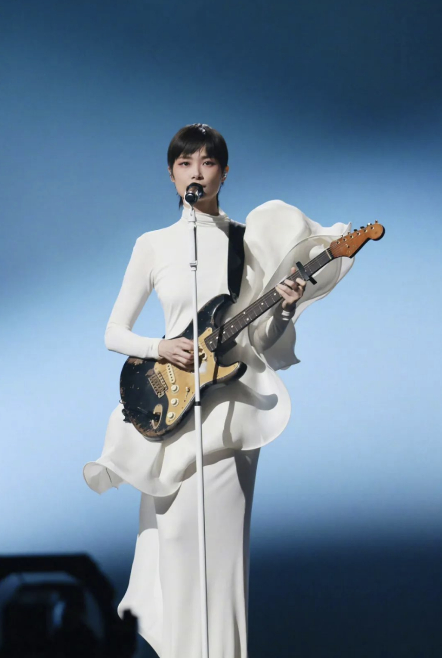 在广州演唱会大放异彩的李宇春,不忘感恩背后的推手——龙丹妮经纪