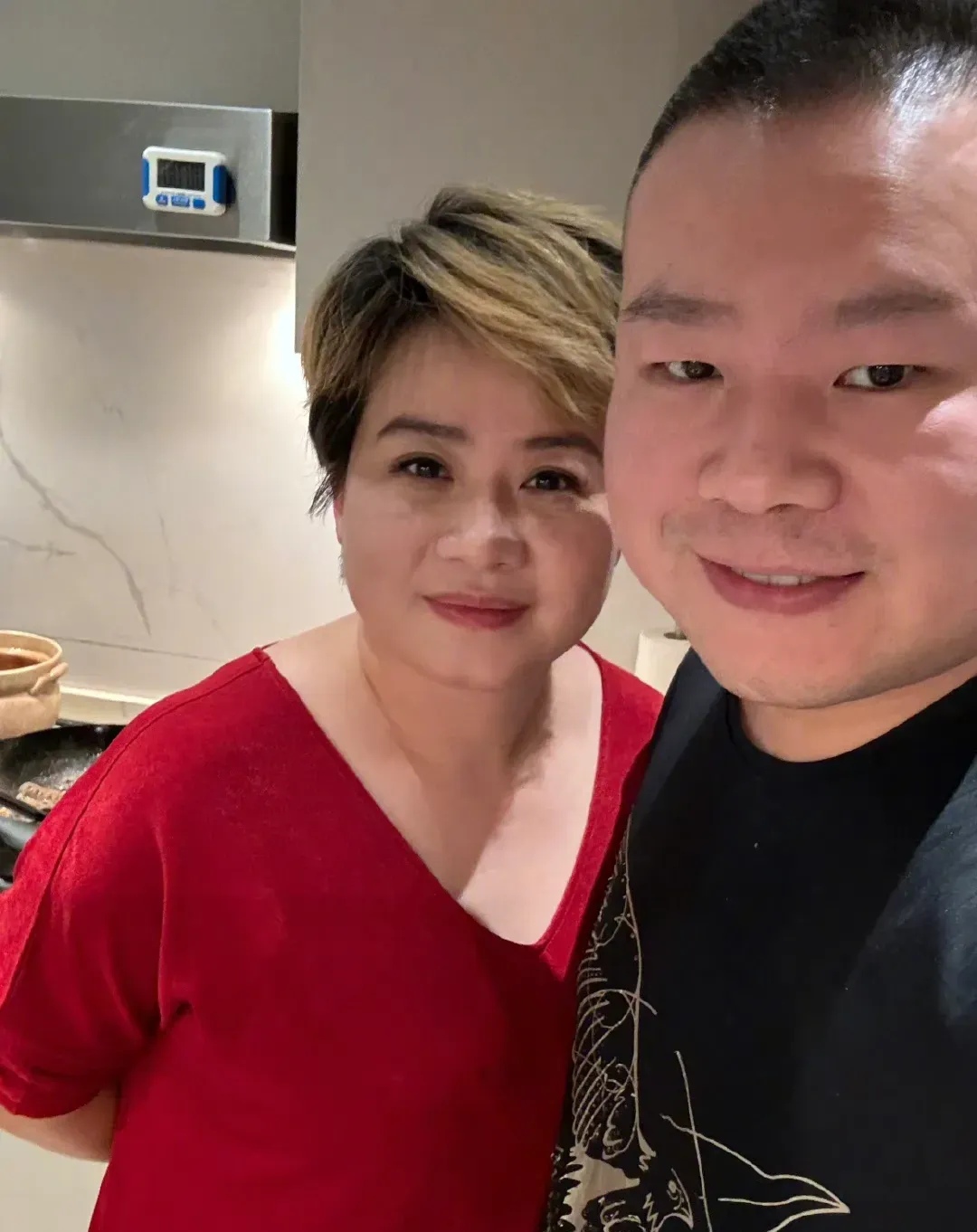 3月9号,岳云鹏老婆郑敏,在社交平台上高调的晒出了一张照片.