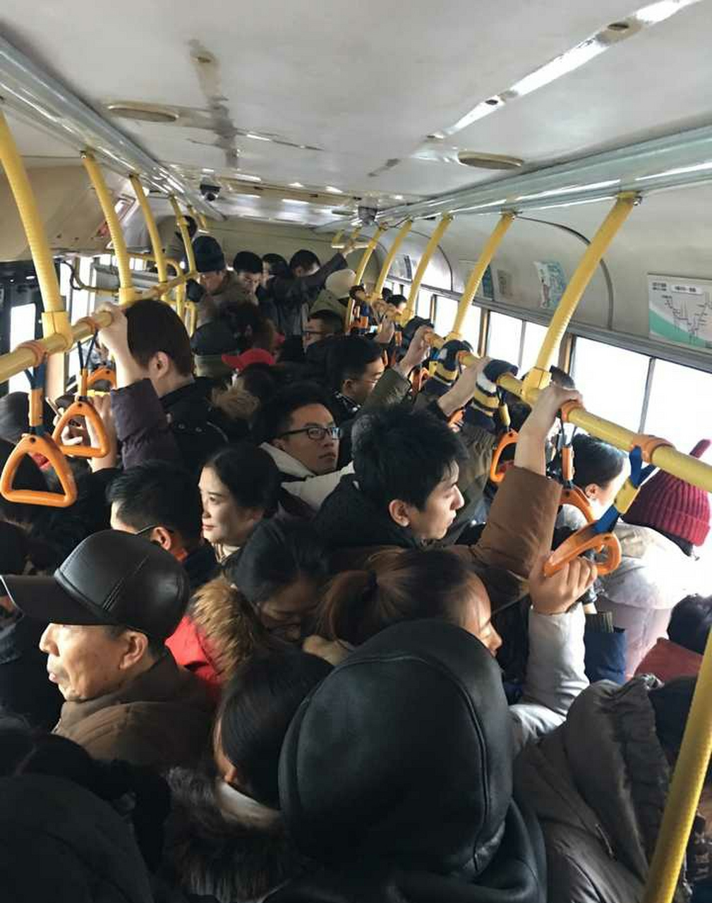 今天下班坐公交,看到有一位白发苍苍的老人,挤过来站在我的座位旁边