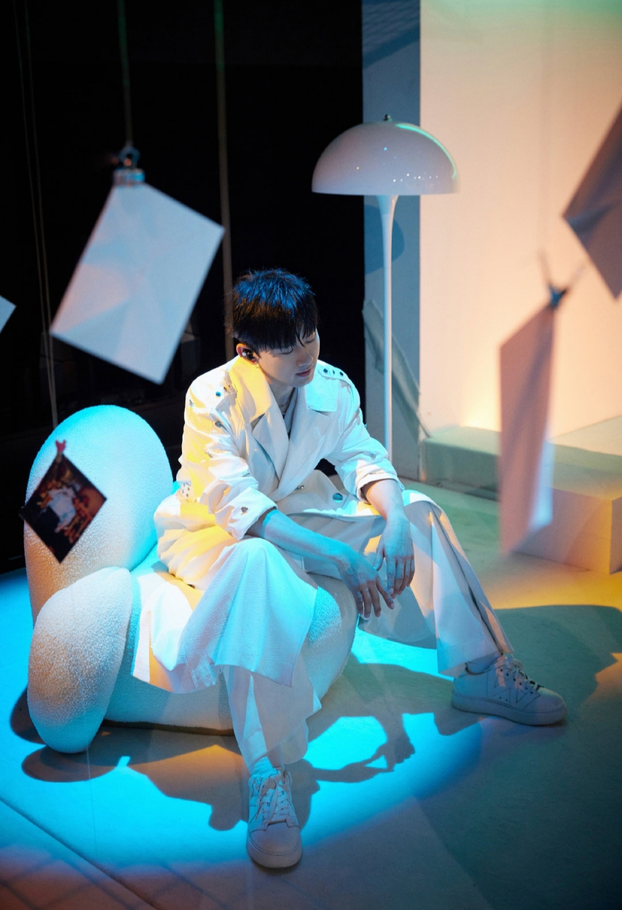 张杰白色长款风衣,这款拍摄很帅气.